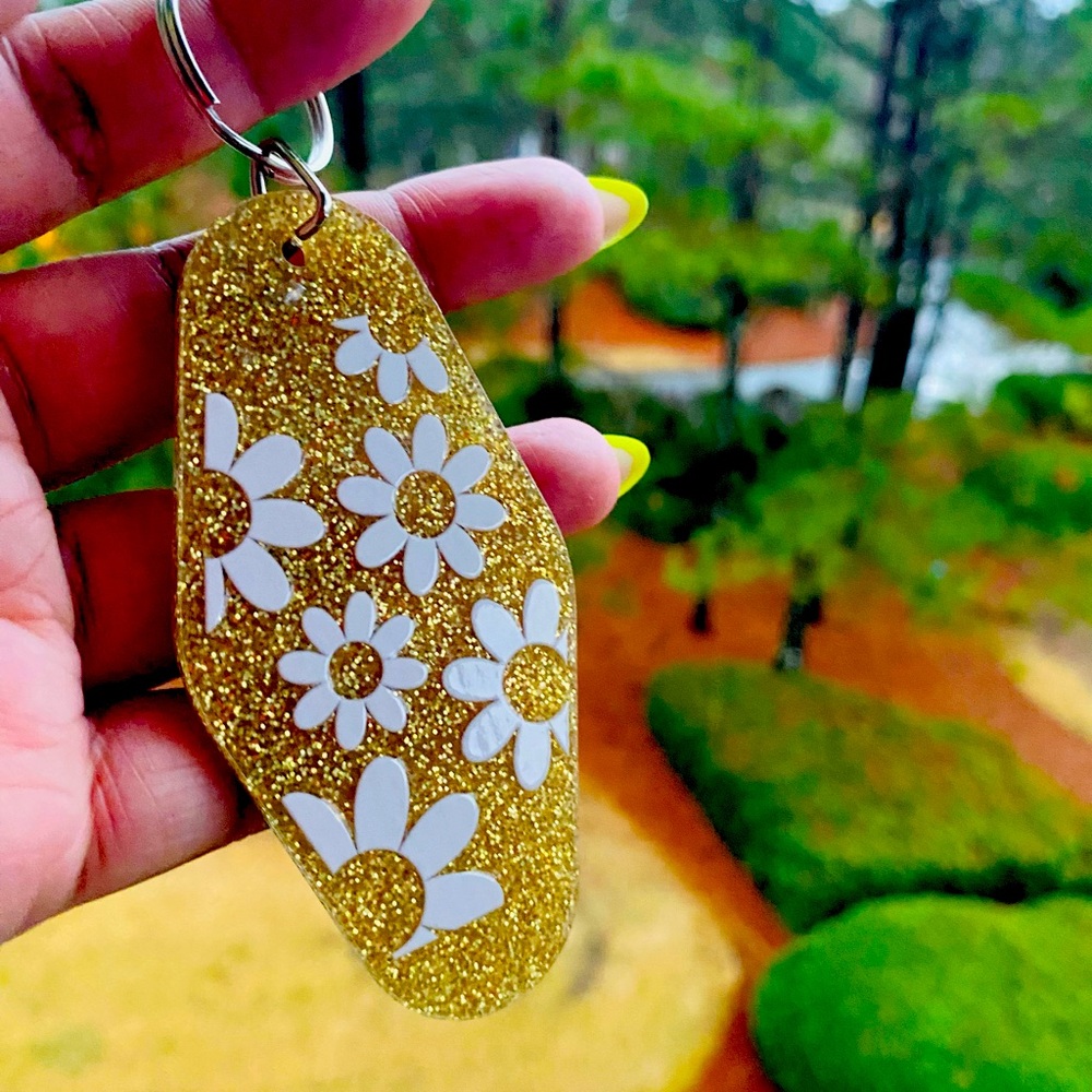 🌸 Gold Glitter Daisy Motel Keychain 🌸🌺